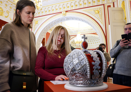 Туристки начали примерять корону Российской империи в музее
