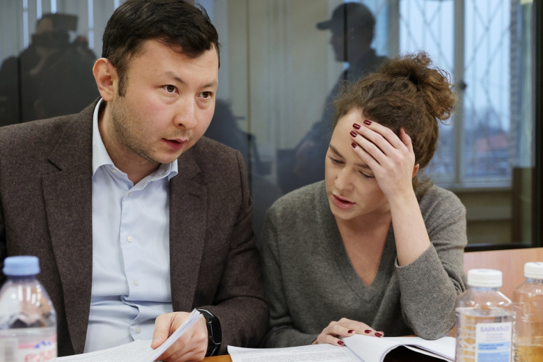 Россия. Московская область. Домодедово. Актриса Аглая Тарасова и ее адвокат Жанат Бекетов на заседании в Домодедовском городском суде. Тарасова обвиняется по статье о контрабанде наркотиков