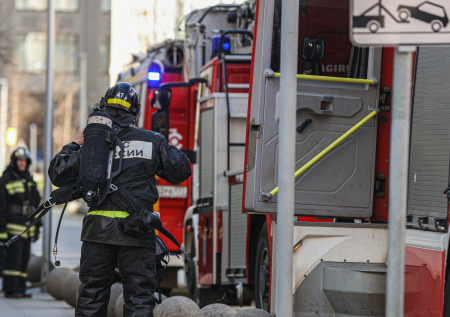 Появилась тревожная информация о пожаре в огромном цеху в Иркутске