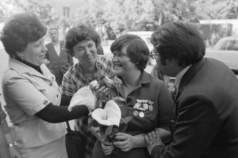 С высокой наградой — орденом «Материнская слава» I степени — поздравляют сослуживцы Александру Дмитриевну Безверхнюю (в центре), 1984 год