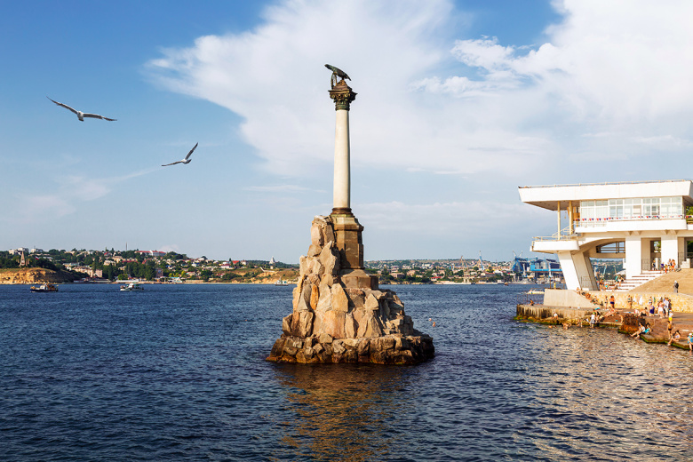 Памятник затопленным кораблям в Севастополе
