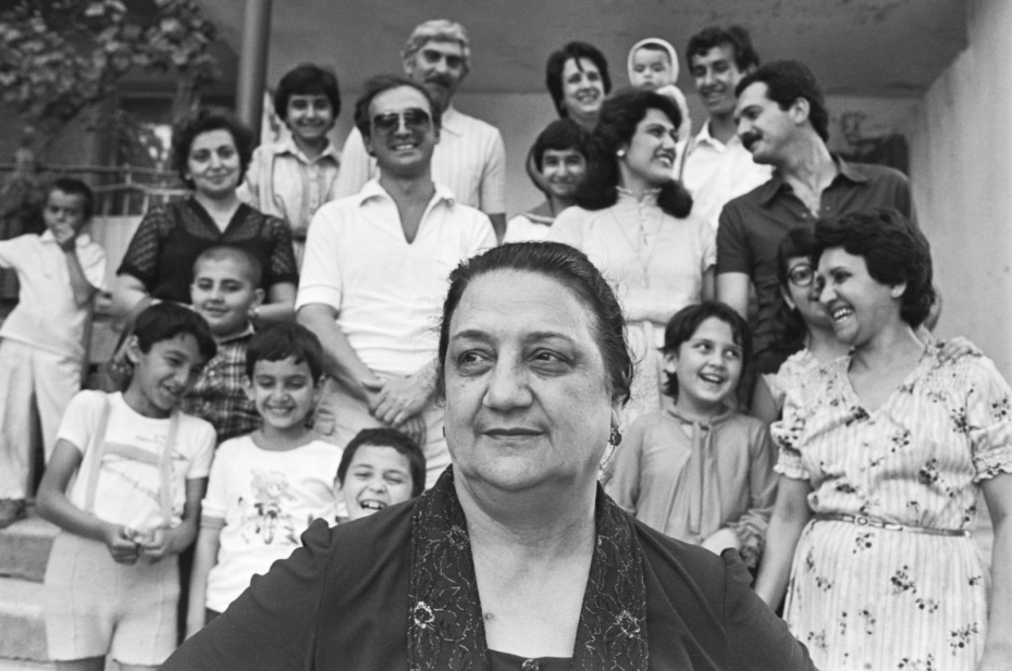 Работница швейной фабрики имени Володарского кавалер орденов Трудового Красного Знамени, «Знак Почета» и «Материнская Слава» Сугра Акперова среди детей и внуков, 1984 год