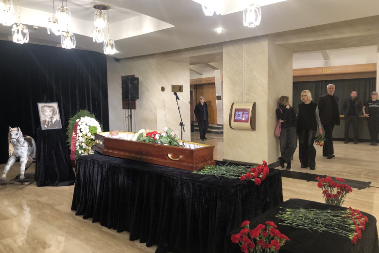 На церемонии прощания  с заслуженной артисткой РСФСР Валентиной Шарыкиной