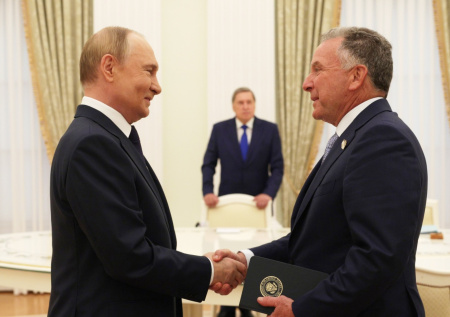 Помощник Путина раскрыл, кто примет в Кремле спецпосланника Трампа