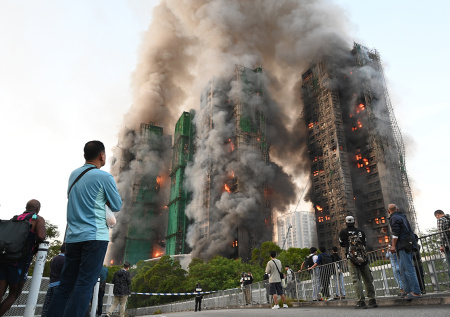 Более 10 человек погибли при пожаре в нескольких домах одного ЖК в Гонконге