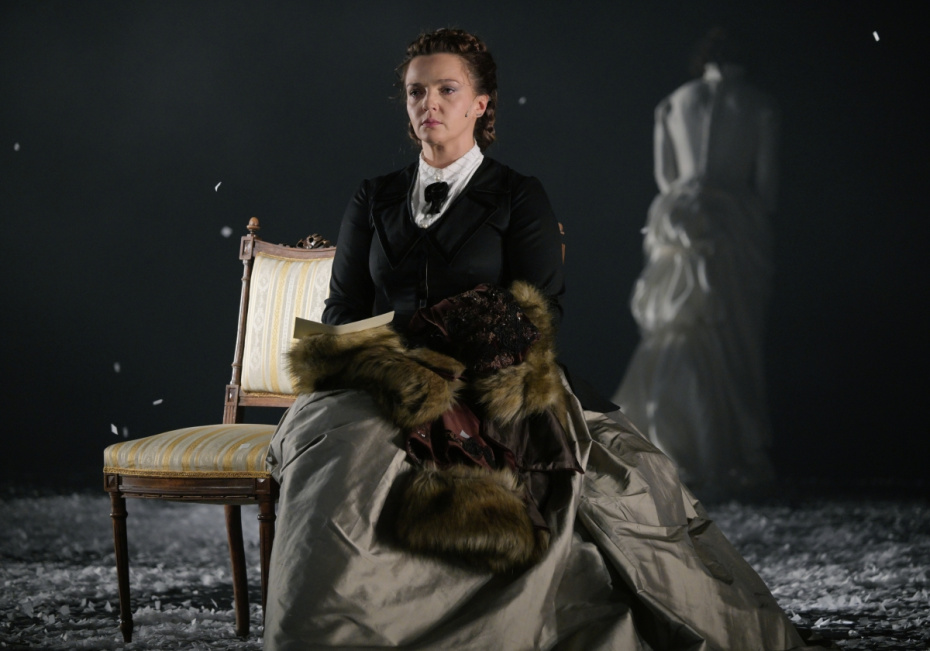 Ирина Леонова в роли графини Лидии Ивановны в сцене из спектакля «Анна Каренина» в Малом театре в Москве