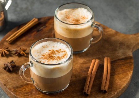 Россиян предупредили об опасности частого употребления кофе с корицей