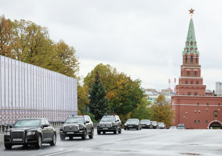 Кортеж Путина в сопровождении конной кавалерии сняли на видео
