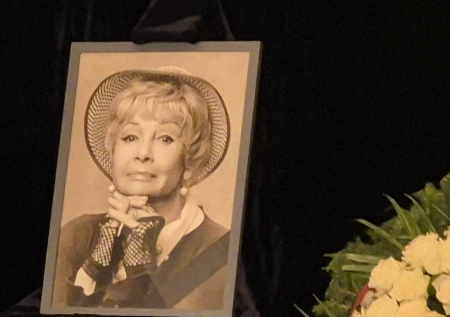 Гроб в фойе, слезы вдовца, соперница: в Москве простились с Шарыкиной. Фото