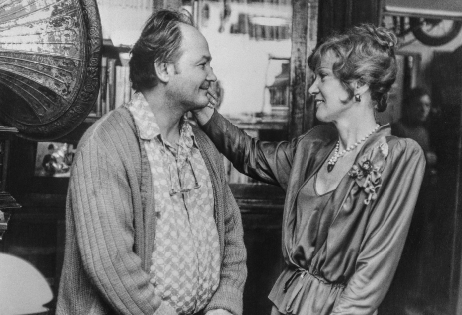 26 ноября 1981 г. Кадр из фильма «Любимая женщина механика Гаврилова». В роли Риты — Людмила Гурченко, в роль Паши — артист Всеволод Шиловский