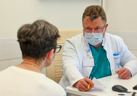 В Госдуме ответили, кому будут оказывать медпомощь по ОМС