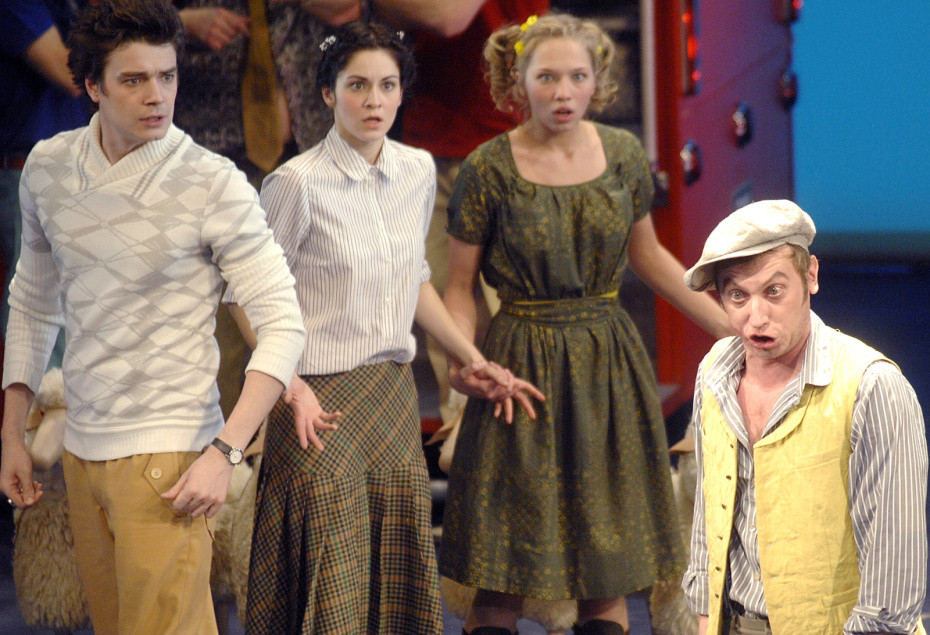 Актеры Максим Матвеев (Август Снодграс), Марина Коняшкина (Эмили), Ксения Теплова (Арабелла) и Михаил Трухин (Сэм Уэллер) (слева направо) в сцене из комедии «Пиквикский клуб» по мотивам романа Чарльза Диккенса в постановке Евгения Писарева в МХТ имени Чехова