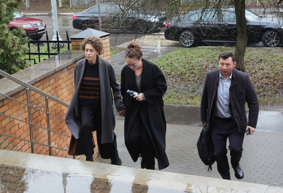 Россия. Московская область. Домодедово. Актриса Аглая Тарасова и ее мать актриса Ксения Раппопорт (слева направо) прибыли в Домодедовский суд на заседание по существу по делу о контрабанде наркотиков