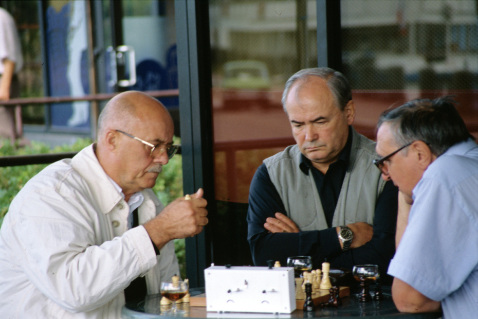 7-й Всероссийский кинофестиваль «Окно в Европу». 9-15 августа 1999 г. Артисты играют в шахматы (слева направо): режиссер Станислав Сергеевич Говорухин, актер и режиссер Всеволод Николаевич Шиловский, композитор Владимир Сергеевич Дашкевич