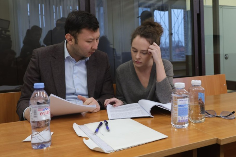 Аглая Тарасова (справа)