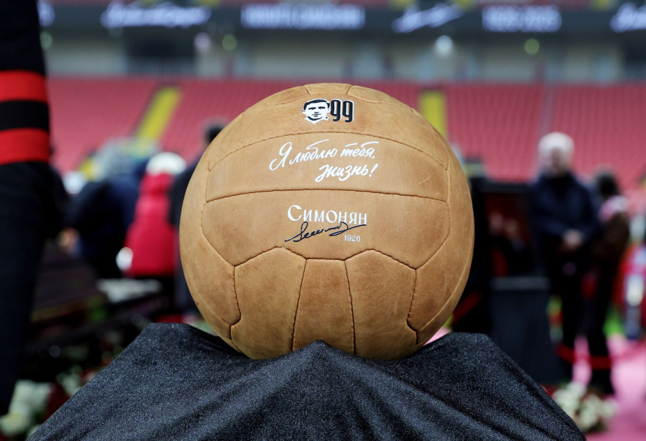 Церемония прощания с олимпийским чемпионом 1956 года в составе сборной СССР по футболу Никитой Симоняном на стадионе «ЛУКОЙЛ Арена» в Москве