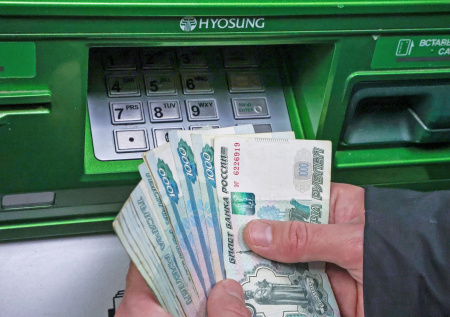 Объем снятых наличных в России вырос в пять раз