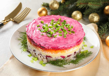 Сырный слой в шубе делает салат идеальным