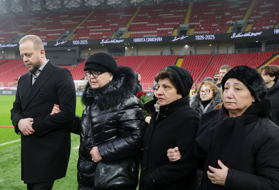 Виктория Симонян (слева) на церемонии прощания с олимпийским чемпионом Никитой Симоняном