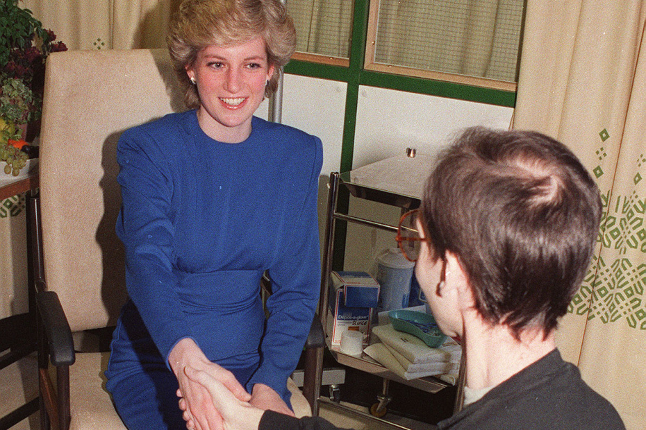 Принцесса Диана пожимает руку неизвестному пациенту, больному СПИДом, в больнице Лондона, 1987 год
