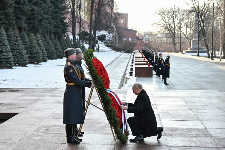 Владимир Путин на церемонии возложения цветов к Могиле Неизвестного Солдата