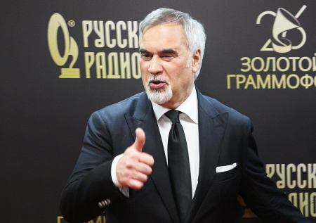 Меладзе вышел на сцену с иноагентом за границей