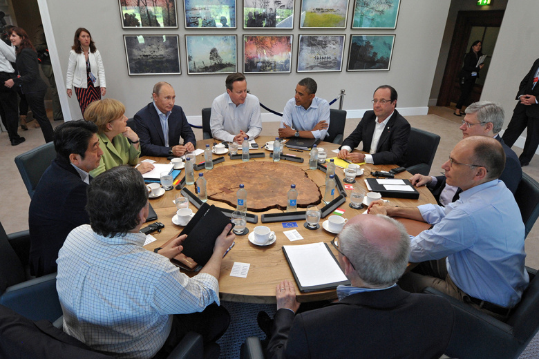 Ангела Меркель, Владимир Путин, Дэвид Кэмерон, Барак Обама и Франсуа Олланд во время рабочего заседания в рамках саммита G8