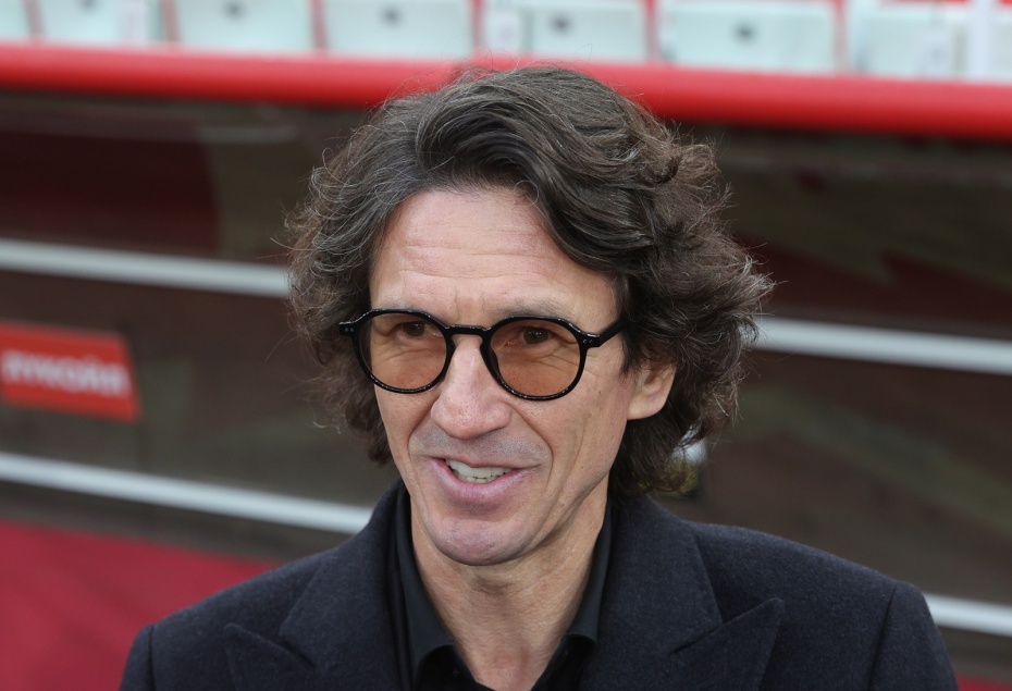 Директор департамента устойчивого развития и социальной ответственности РФС, бывший игрок ФК ЦСКА (2005) Алексей Смертин на церемонии прощания с олимпийским чемпионом 1956 года в составе сборной СССР по футболу Никитой Симоняном на стадионе «ЛУКОЙЛ Арена» в Москве