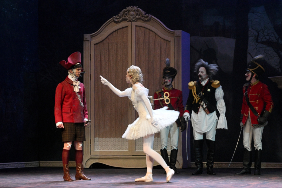 Актеры в сцене из спектакля «Щелкунчик» режиссера Георгия Смирнова в Театре на Таганке в Москве