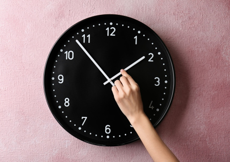 Экономист оценил идею переводить часы на зимнее и летнее время
