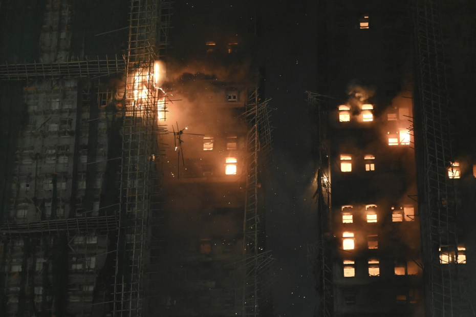 Общий вид на крупный пожар в гонконгском районе Тай По