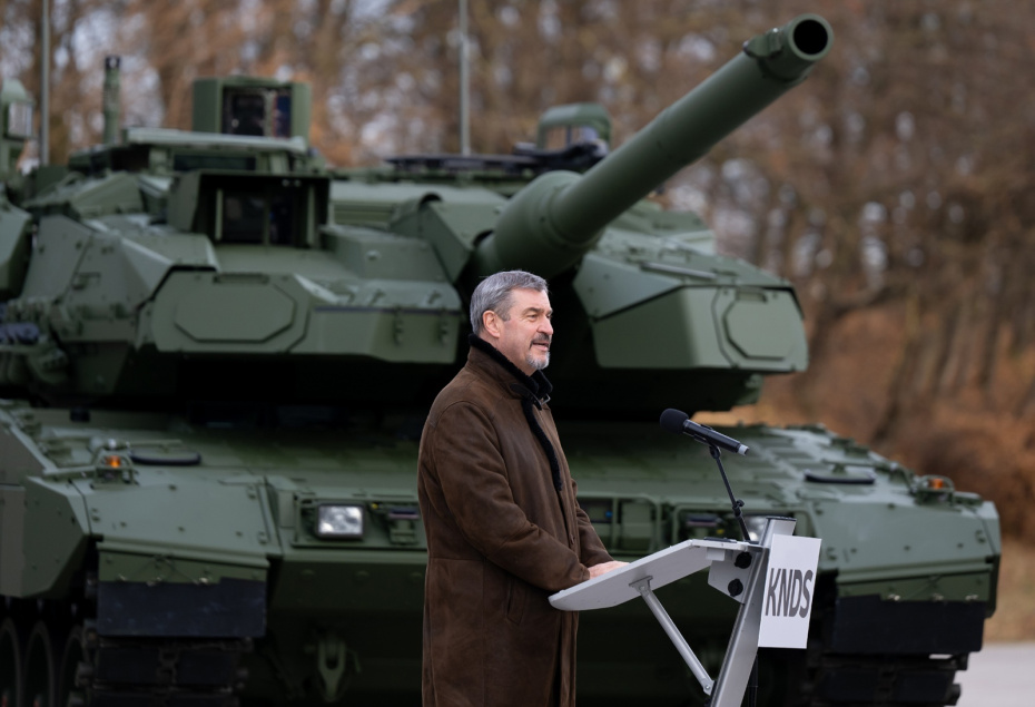 Премьер Баварии Маркус Зёдер принимает участие в выкатке танков Leopard 2A8