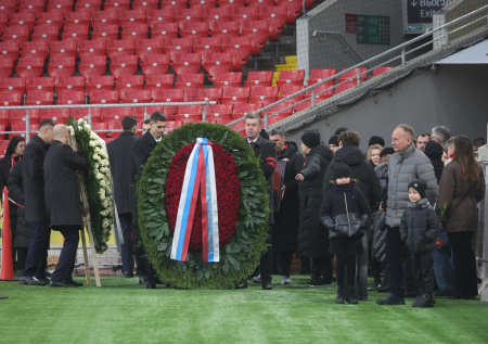 Путин прислал венок на прощание с Симоняном