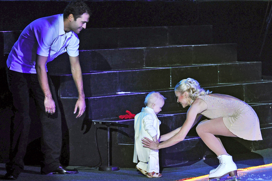 Елена Бережная и Стивен Казинс с сыном Тристаном на съемках шоу «Ледяное сердце», 2008 год