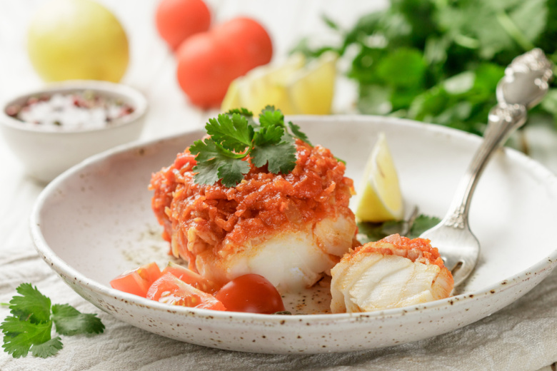 Треска в томатном соусе с оливками и каперсами: вкусный ужин за 25 минут