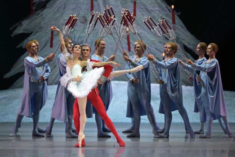 Ольга Гришенкова в роли Мари и Евгений Зыбин в роли Щелкунчика-принца