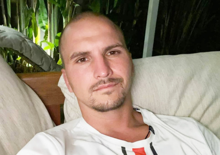 Скандально известный блогер сбежал из Индонезии после объявления в розыск