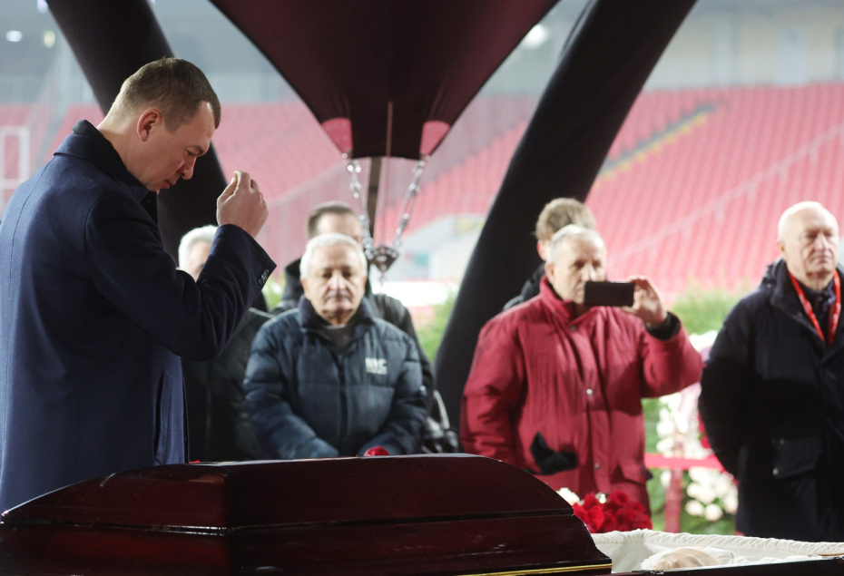 Министр спорта РФ Михаил Дегтярев выступает на церемонии прощания с олимпийским чемпионом 1956 года в составе сборной СССР по футболу Никитой Симоняном на стадионе «ЛУКОЙЛ Арена» в Москве