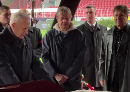 Семин расплакался у гроба Симоняна