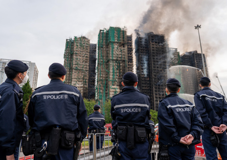 Число жертв пожара в Гонконге превысило 40 человек