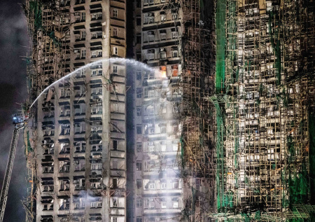 Число жертв пожара в Гонконге резко выросло