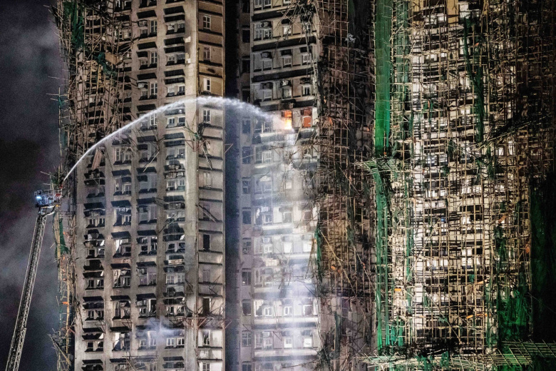 Последствия пожара в здании в Гонконге