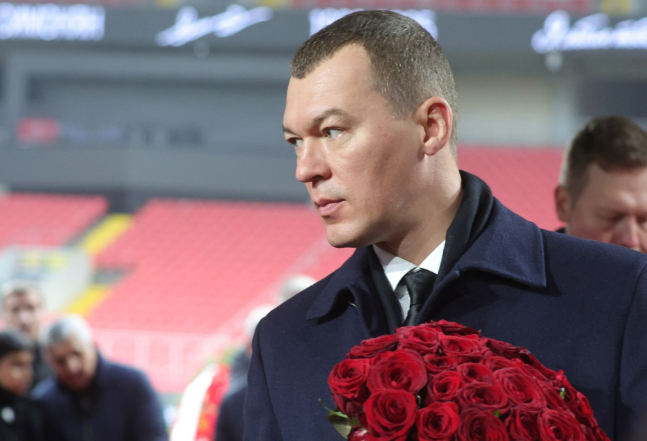 Министр спорта РФ Михаил Дегтярев выступает на церемонии прощания с олимпийским чемпионом 1956 года в составе сборной СССР по футболу Никитой Симоняном на стадионе «ЛУКОЙЛ Арена» в Москве