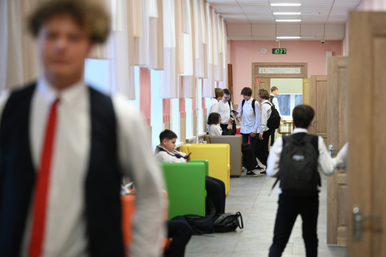 Ученики в коридоре во время перемены в гимназии №14 «Универсарий» в Новосибирске