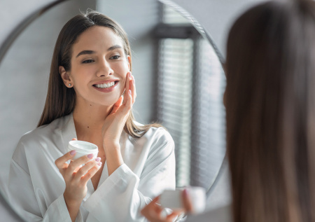 Дерматолог развеяла миф о ночных и дневных кремах