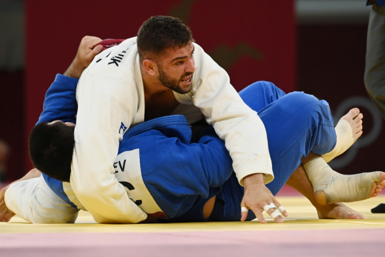 Российский спортсмен, член сборной России (команда ОКР) Тамерлан Башаев и Петер Пальчик (Израиль) в поединке за бронзу в весовой категории свыше 90 кг в командном первенстве по дзюдо на XXXII летних Олимпийских играх