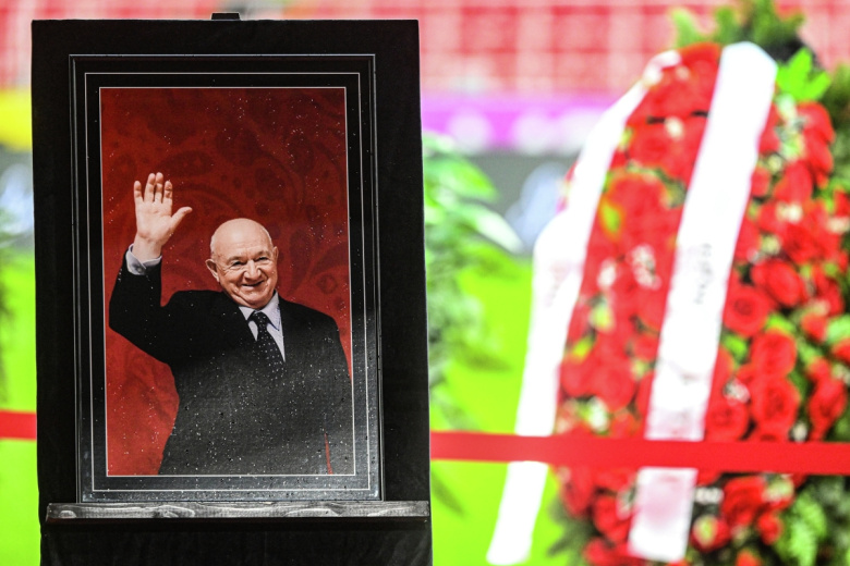 Портрет Никиты Симоняна на церемонии прощания на стадионе «Лукойл Арена» в Москве