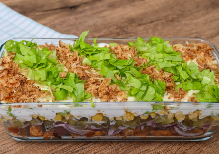 Необычная замена классическому оливье: эффектный салат «Русская зима», который станет главным украшением новогоднего стола