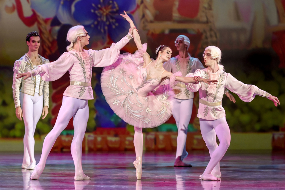 Артисты балета Веселина Илиева (Маша-принцесса) и Руслан Стенюшкин (Щелкунчик-принц) (слева на втором плане) в сцене из спектакля Академии русского балета имени А. Я. Вагановой «Щелкунчик» в ГКД