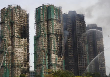 Смертоносный пожар в жилом комплексе Гонконга полностью потушили